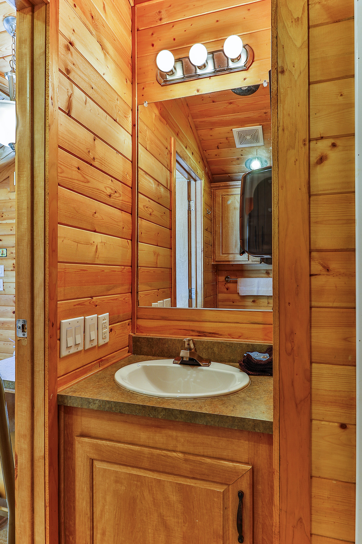 Wisconsin Dells KOA Deluxe Cabin Bathroom