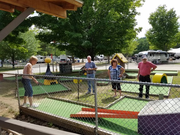 9 HOLE MINI GOLF!