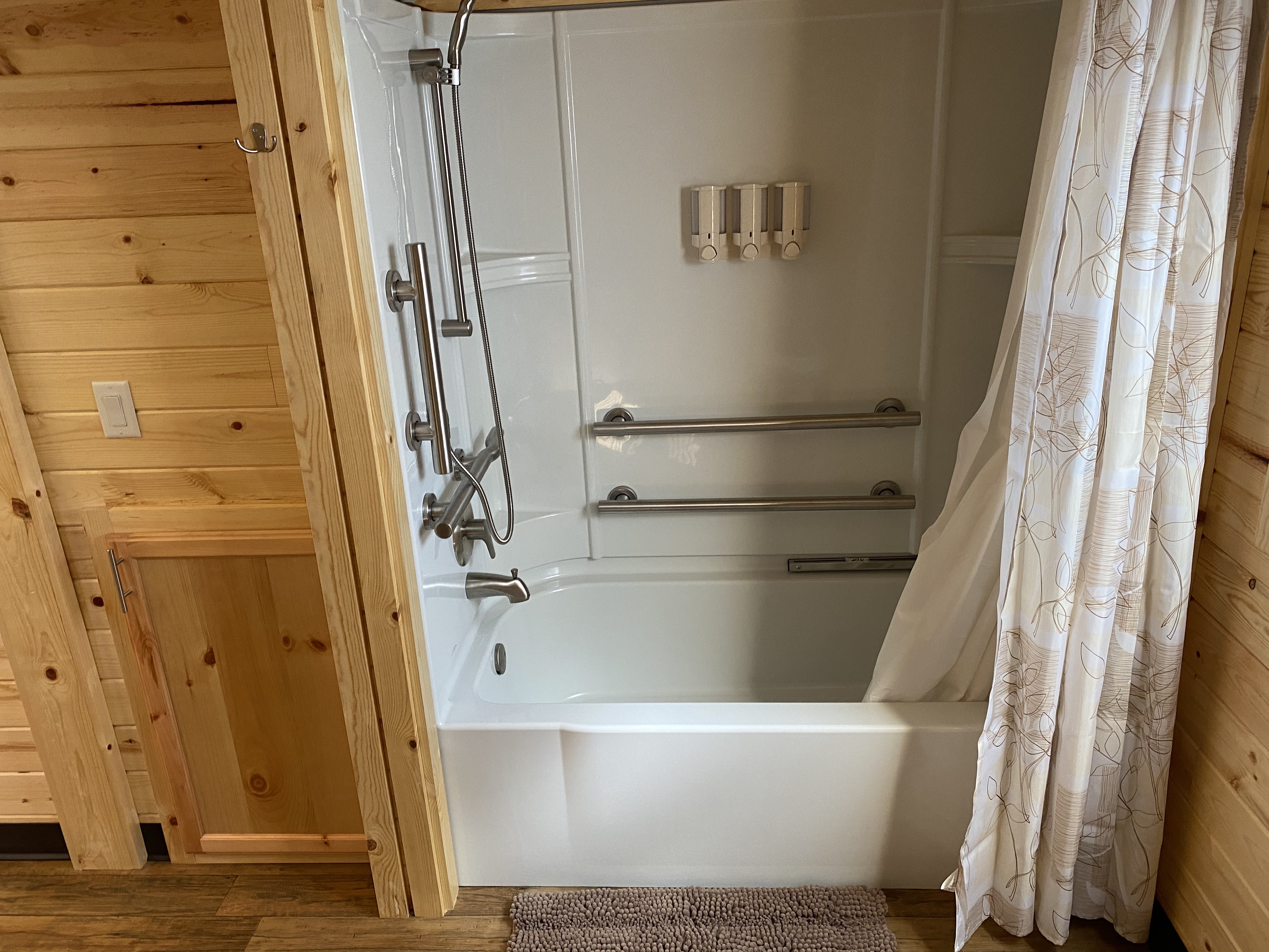 Handicap Friendly Deluxe Cottage bathroom
