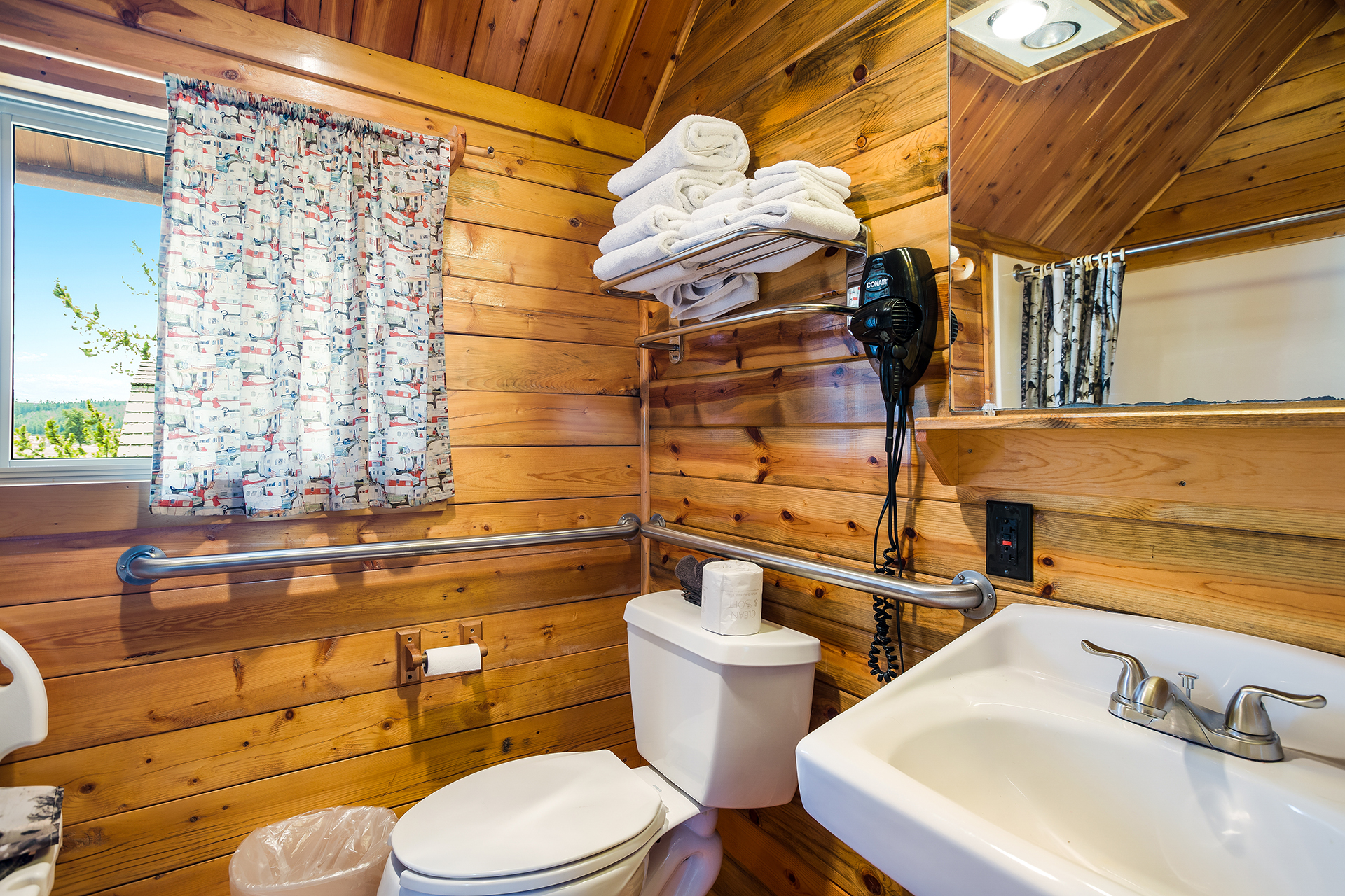 DC512 - Deluxe Cabin, 2 Bedroom Double+BB (Full Bath with Shower) – Sleeps 4