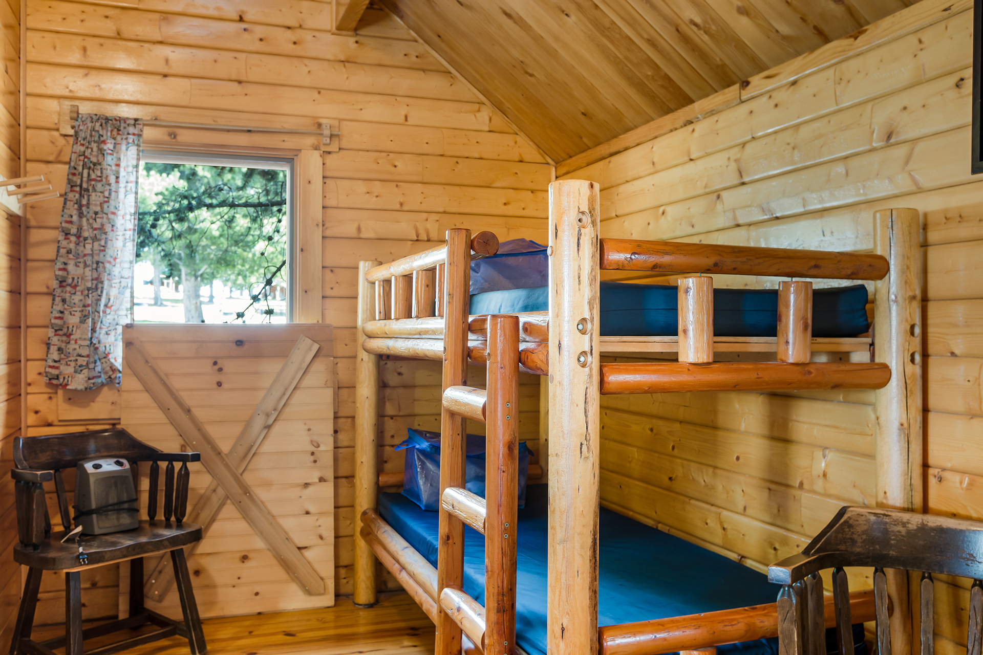 DC419 - Deluxe Cabin, 1 Bedroom (Full Bath with Shower) – Sleeps 4