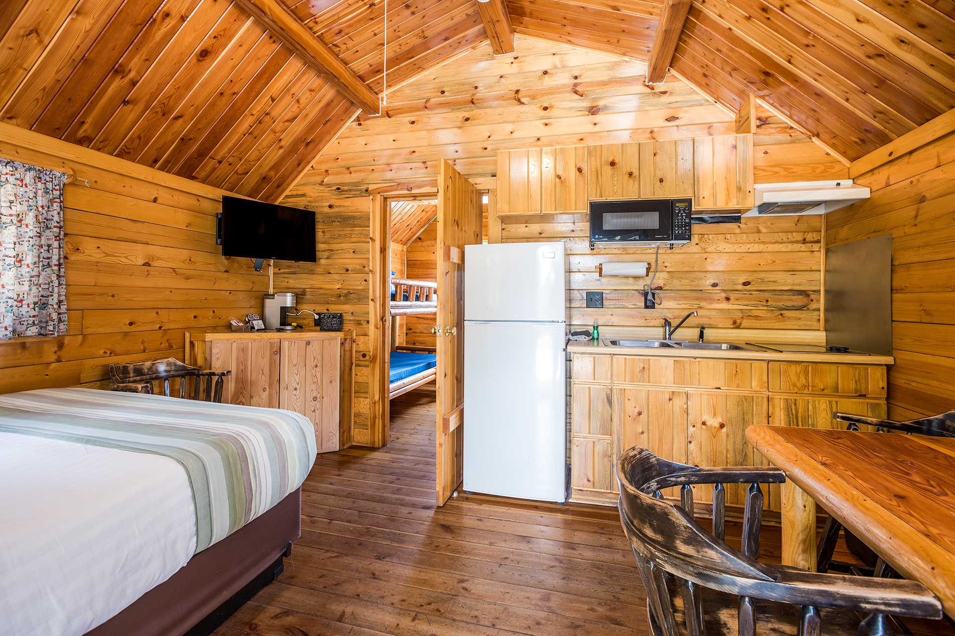 DC512 - Deluxe Cabin, 2 Bedroom Double+BB (Full Bath with Shower) – Sleeps 4
