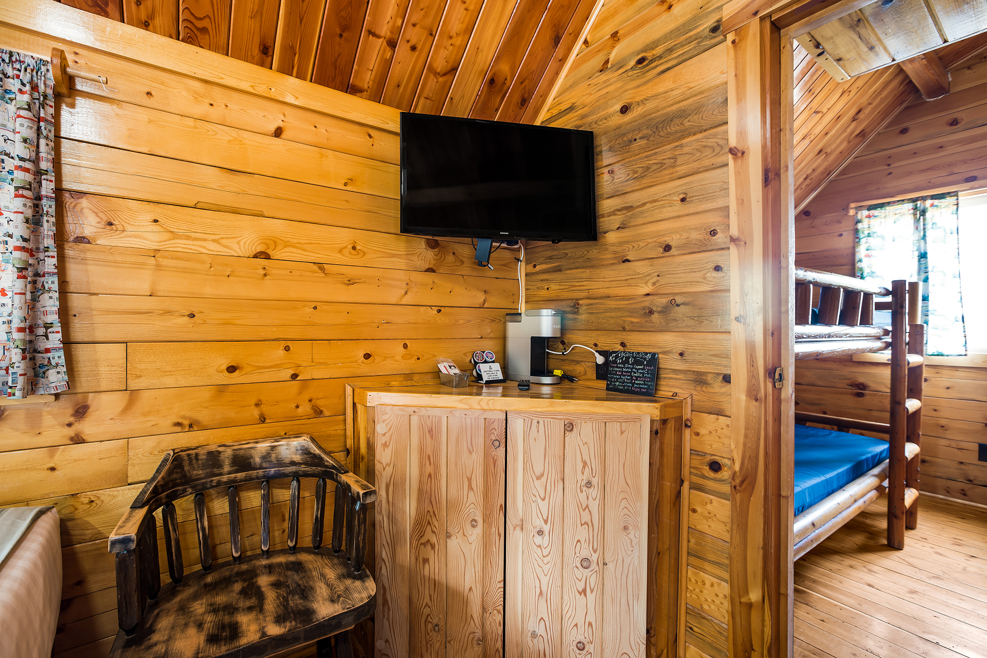 DC512 - Deluxe Cabin, 2 Bedroom Double+BB (Full Bath with Shower) – Sleeps 4