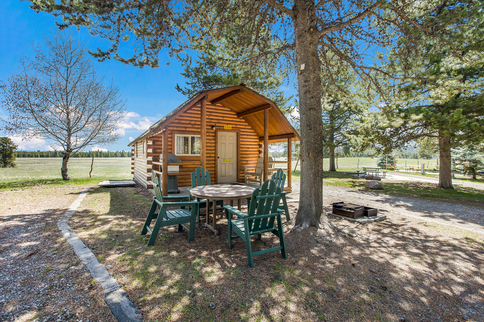 DC506 - Deluxe Cabin, 2 Bedroom Queen Bed (Full Bath with Shower) – Sleeps 4