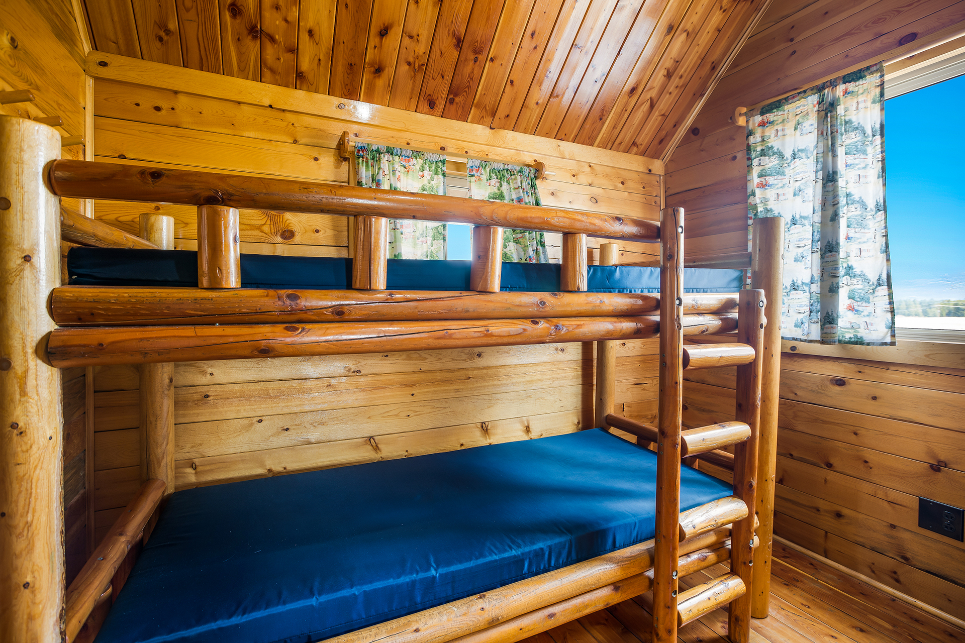 DC512 - Deluxe Cabin, 2 Bedroom Double+BB (Full Bath with Shower) – Sleeps 4
