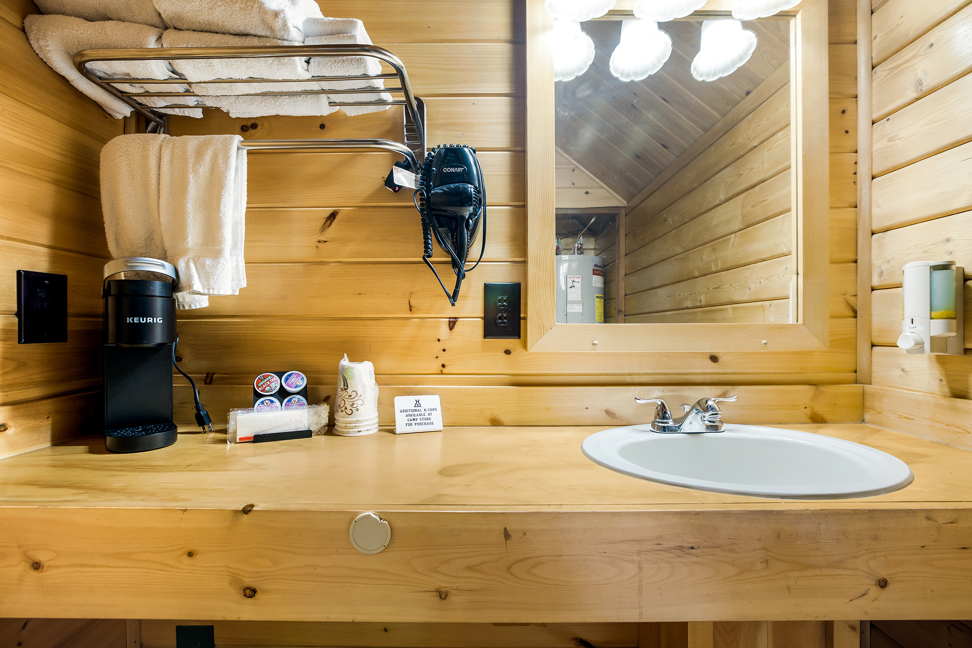 DC419 - Deluxe Cabin, 1 Bedroom (Full Bath with Shower) – Sleeps 4