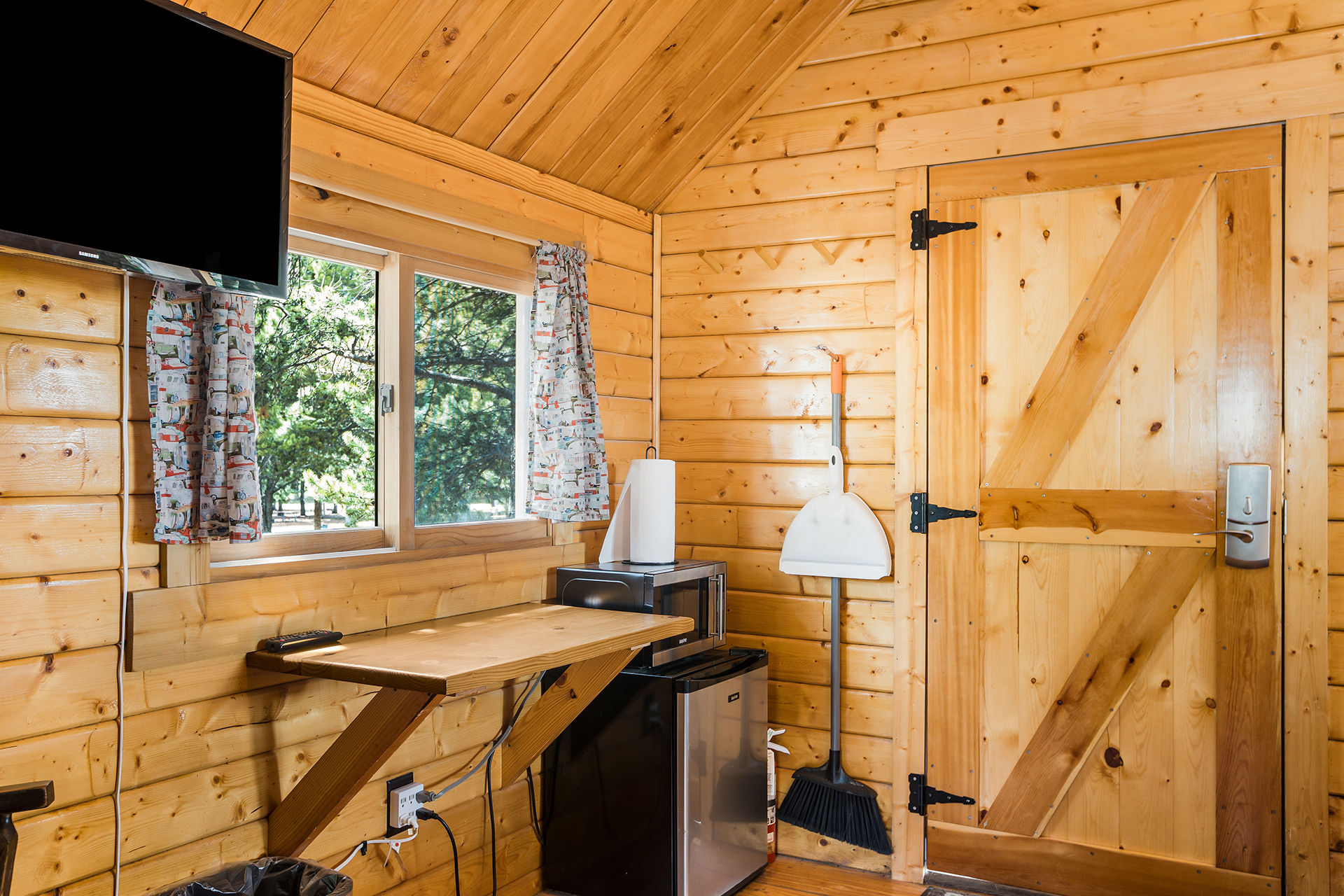 DC419 - Deluxe Cabin, 1 Bedroom (Full Bath with Shower) – Sleeps 4