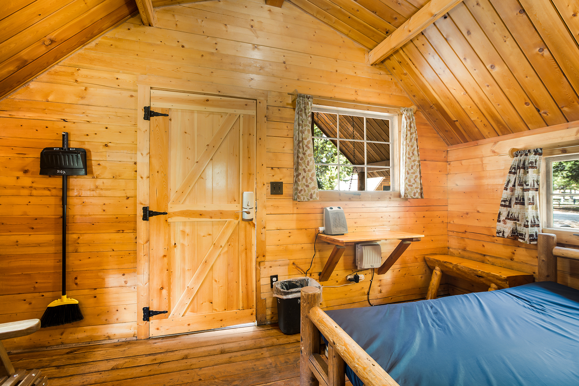 CC217 - Camping Cabin, 2 Bedroom (No Bathroom) – Sleeps 6